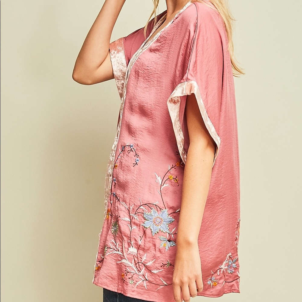 Kimono - Beautiful pink embroidered kimono! - Picture 3 of 7